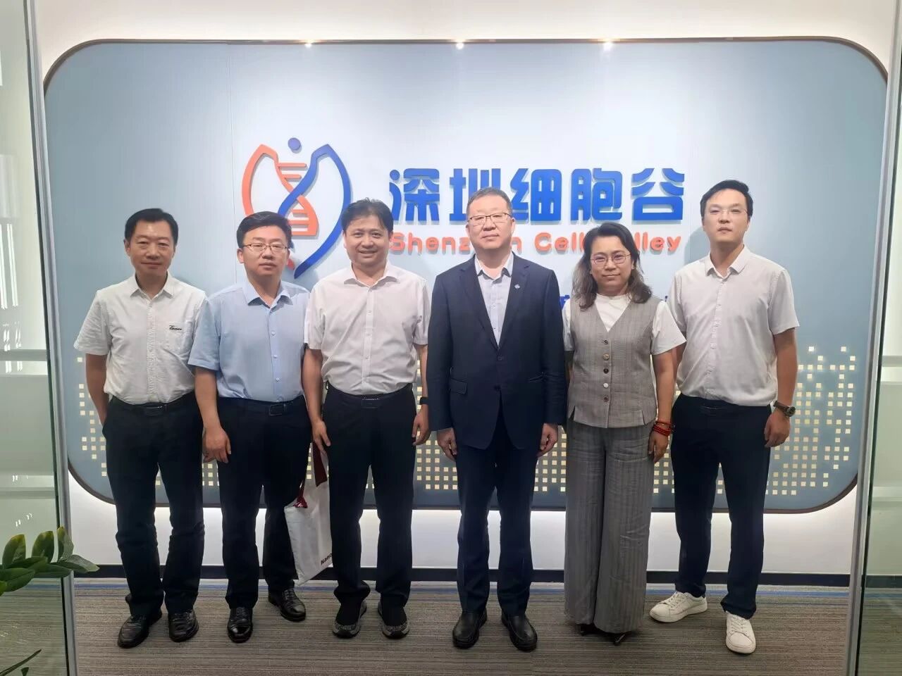 中国医药董事长杨光一行到访深圳细胞谷考察交流